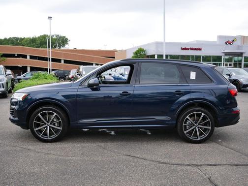 Waitomo Blue Metallic 2023 Audi Q7 55 Premium Plus