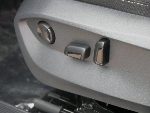 2025 Volkswagen Taos 1.5T SE Black