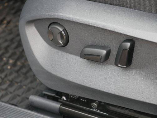 2025 Volkswagen Taos 1.5T SE Black