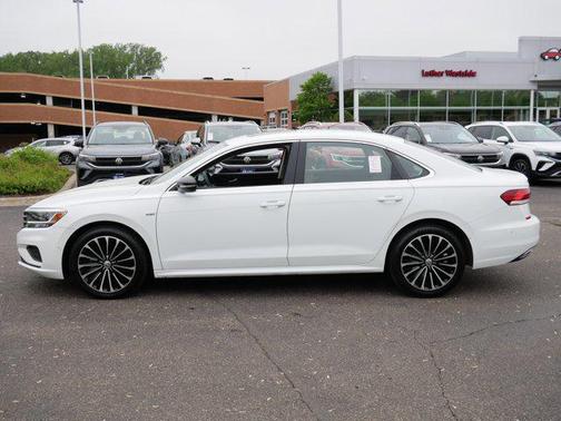 Pure White 2022 Volkswagen Passat 2.0T Limited Edition