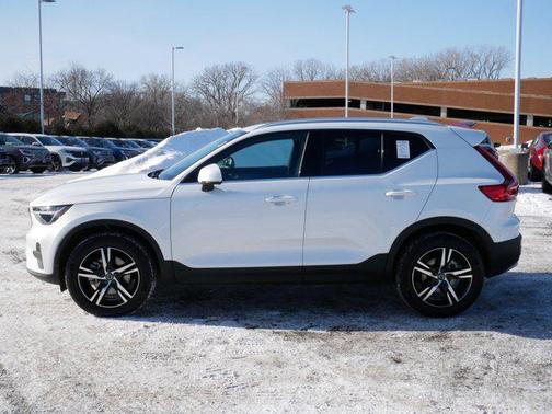 2025 Volvo XC40 B5 Core Bright Theme