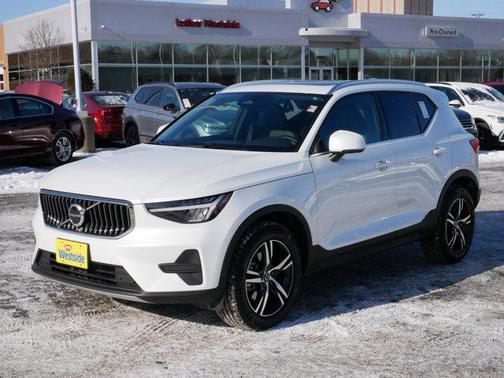 2025 Volvo XC40 B5 Core Bright Theme