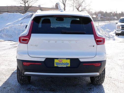 2025 Volvo XC40 B5 Core Bright Theme