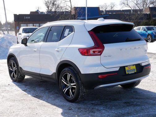 2025 Volvo XC40 B5 Core Bright Theme