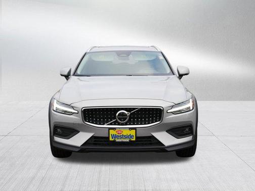 2025 Volvo V60 Cross Country B5 Plus