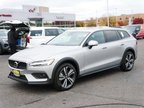 2025 Volvo V60 Cross Country B5 Plus