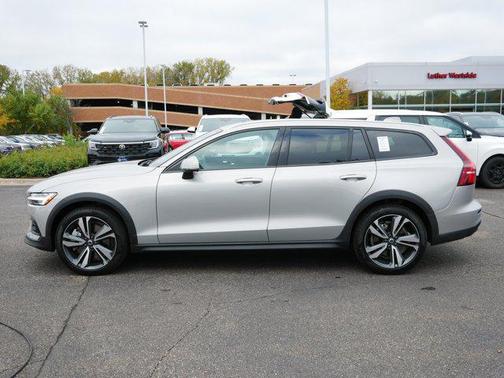 2025 Volvo V60 Cross Country B5 Plus