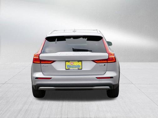 2025 Volvo V60 Cross Country B5 Plus