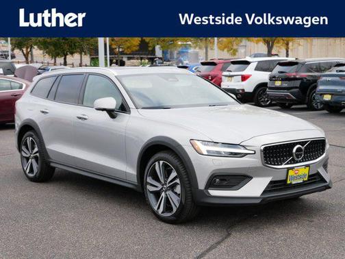 2025 Volvo V60 Cross Country B5 Plus