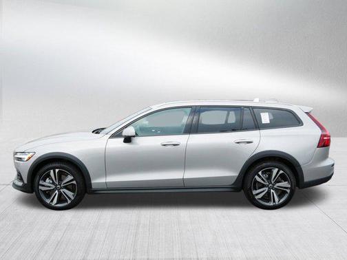 2025 Volvo V60 Cross Country B5 Plus