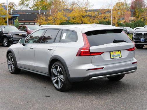 2025 Volvo V60 Cross Country B5 Plus