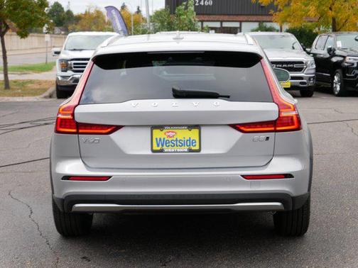 2025 Volvo V60 Cross Country B5 Plus