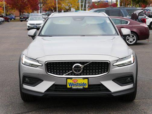 2025 Volvo V60 Cross Country B5 Plus