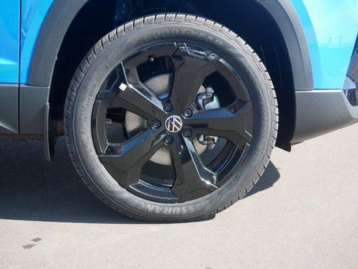 2025 Volkswagen Taos 1.5T SE Black