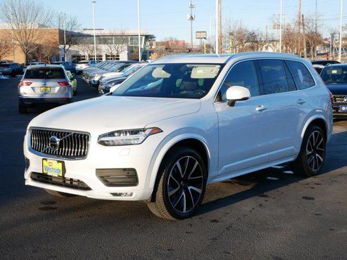 2022 Volvo XC90 T6 Momentum