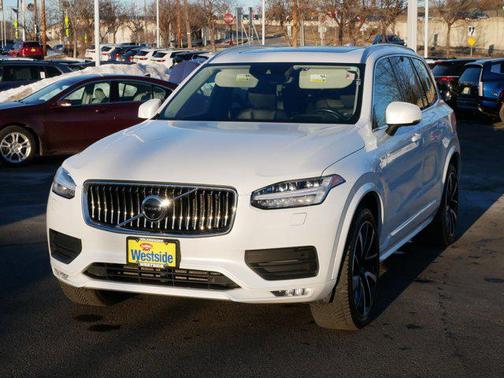 2022 Volvo XC90 T6 Momentum