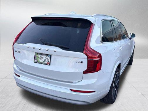 2022 Volvo XC90 T6 Momentum