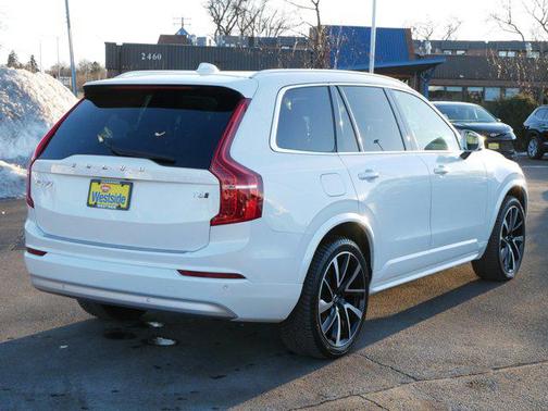 2022 Volvo XC90 T6 Momentum