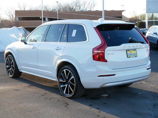 2022 Volvo XC90 T6 Momentum