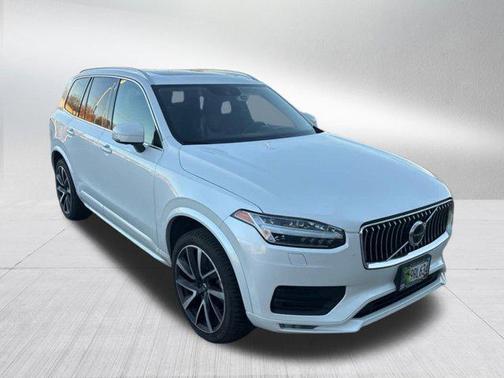 2022 Volvo XC90 T6 Momentum