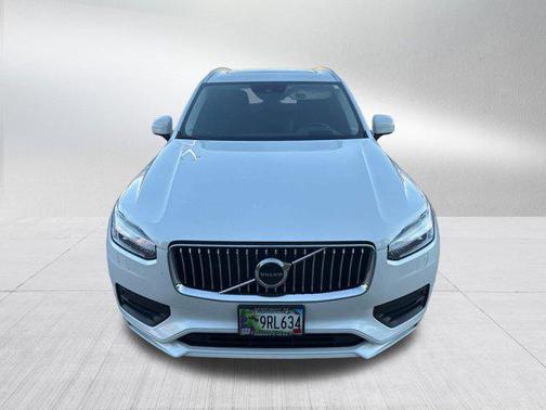 2022 Volvo XC90 T6 Momentum