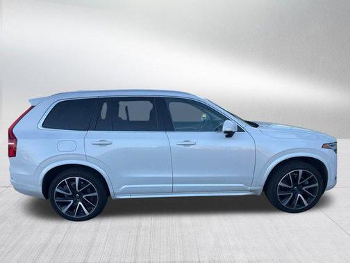 2022 Volvo XC90 T6 Momentum