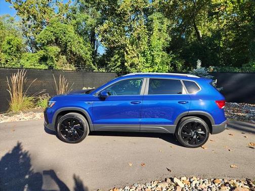 2024 Volkswagen Taos SE 4MOTION