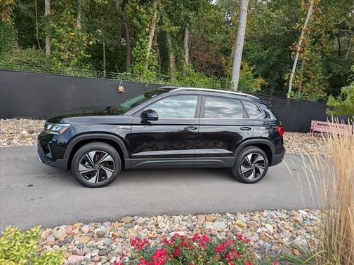 2024 Volkswagen Taos SE 4MOTION