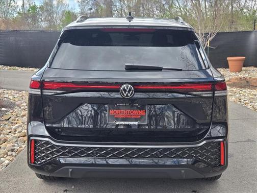 Deep Black Pearl Effect 2026 Volkswagen Tiguan 2.0T SE R-Line Black