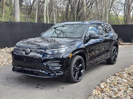 Deep Black Pearl Effect 2026 Volkswagen Tiguan 2.0T SE R-Line Black