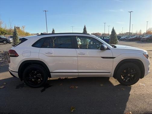 2026 Volkswagen Atlas Cross Sport 2.0T SEL R-Line Black