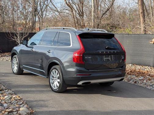 2016 Volvo XC90 T6 Momentum