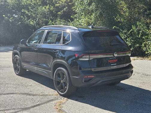 Deep Black Pearl 2027 Volkswagen Taos 1.5T SE