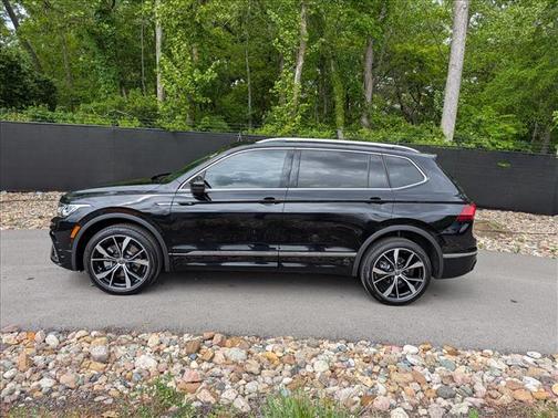Deep Black Pearl Effect 2024 Volkswagen Tiguan 2.0T SEL R-Line