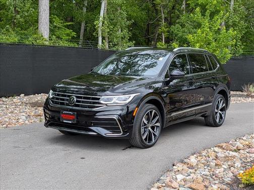 Deep Black Pearl Effect 2024 Volkswagen Tiguan 2.0T SEL R-Line