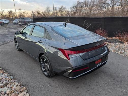 2025 Hyundai ELANTRA HEV SEL