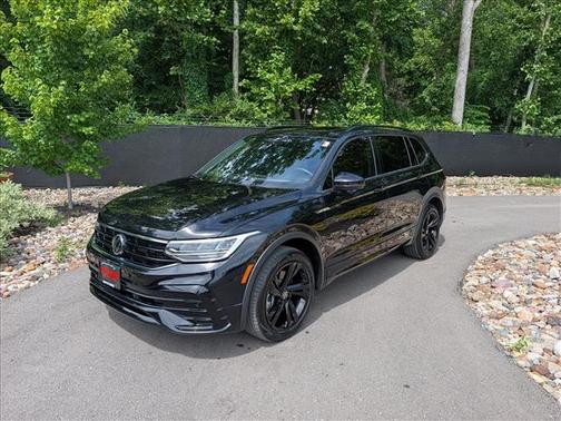 Deep Black Pearl Effect 2023 Volkswagen Tiguan 2.0T SE R-Line Black