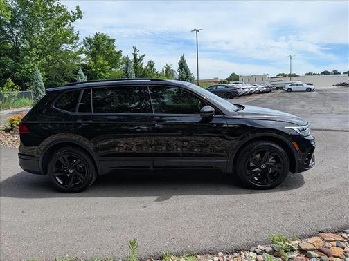 Deep Black Pearl Effect 2023 Volkswagen Tiguan 2.0T SE R-Line Black