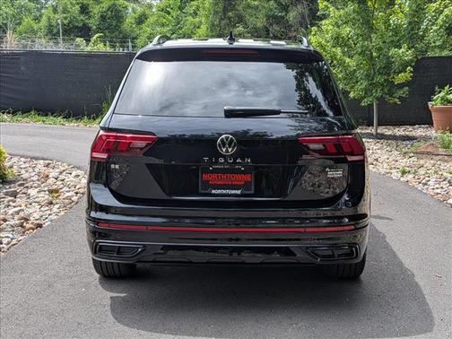 Deep Black Pearl Effect 2024 Volkswagen Tiguan 2.0T SE R-Line Black
