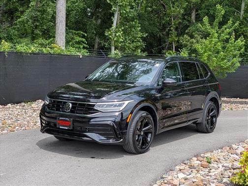 Deep Black Pearl Effect 2024 Volkswagen Tiguan 2.0T SE R-Line Black