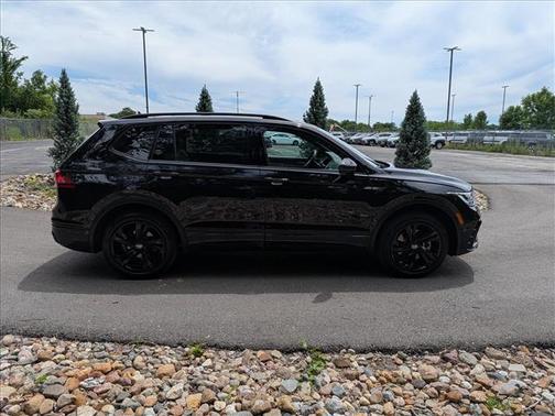 Deep Black Pearl Effect 2024 Volkswagen Tiguan 2.0T SE R-Line Black