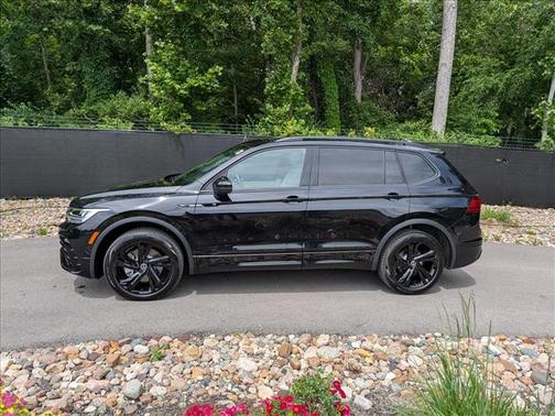 Deep Black Pearl Effect 2024 Volkswagen Tiguan 2.0T SE R-Line Black