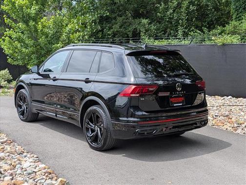 Deep Black Pearl Effect 2024 Volkswagen Tiguan 2.0T SE R-Line Black