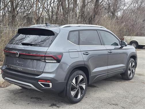 Platinum Gray Metallic 2026 Volkswagen Taos 1.5T SE