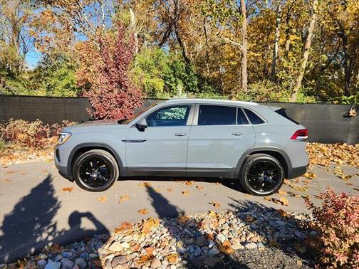 2025 Volkswagen Atlas Cross Sport 2.0T SE w/Technology