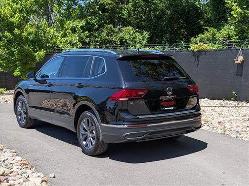 Deep Black Pearl Effect 2023 Volkswagen Tiguan 2.0T SE