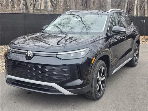 Deep Black Pearl Effect 2026 Volkswagen Tiguan 2.0T SE