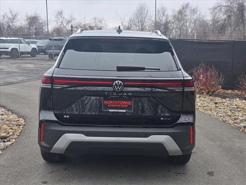 Deep Black Pearl Effect 2026 Volkswagen Tiguan 2.0T SE