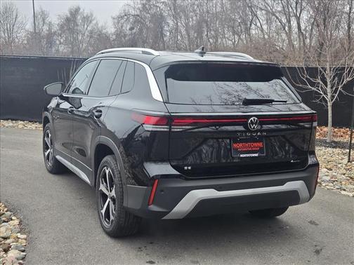 Deep Black Pearl Effect 2026 Volkswagen Tiguan 2.0T SE