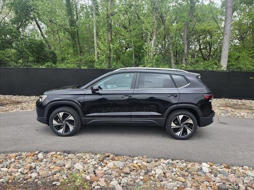 Deep Black Pearl 2026 Volkswagen Taos 1.5T SE